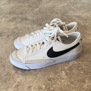 Nike Big Boy’s (4.5) ‘77 Blazers Low White and Black Sneakers